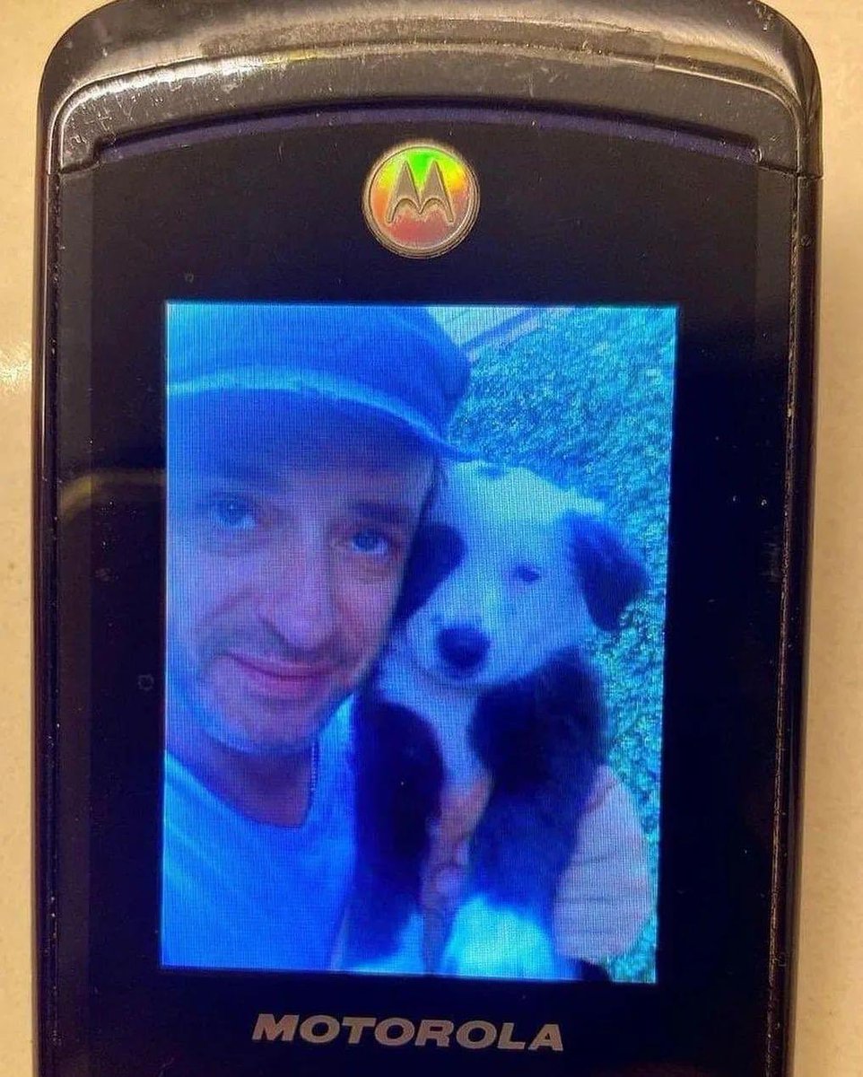Selfie de Gustavo Cerati y su perrito Jack, tomada en 2008 🥹