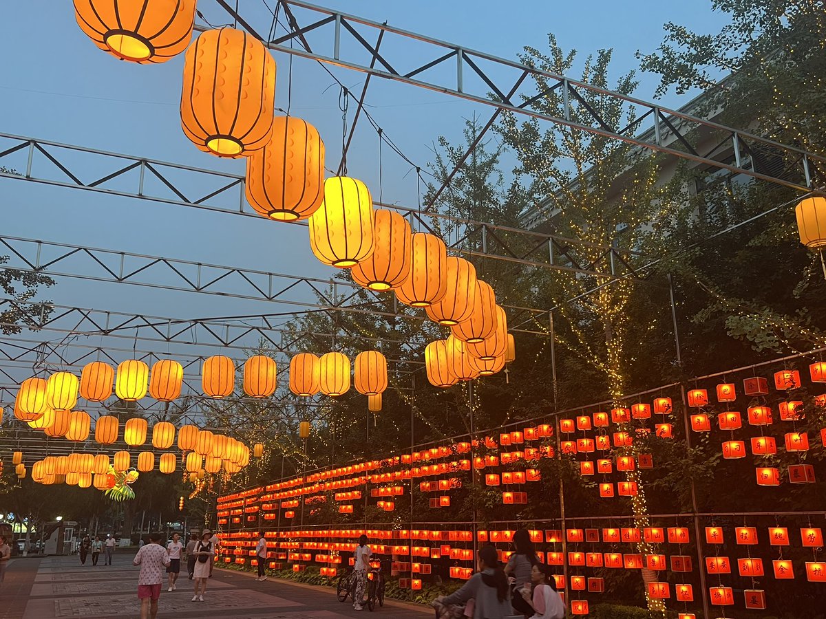 breadchen4's tweet image. About China story
A deliveryman salary 2000$
who rent a house 200$
daily meals 10$ for all.
Transports no，he is a delivery man.
He travel around once 6mon.
Hi spid train tckt 20$ for 700km dstnc.
He has 2kids，9yrs school fee FOC.
located ChengDe city. far from BJ 400km.