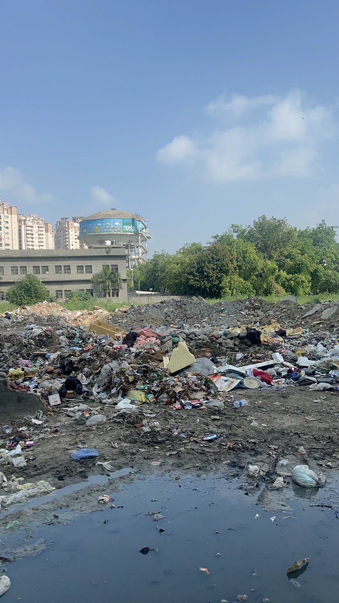 dreamashu2004's tweet photo. @noida_authority @CeoNoida @myogiadityanath @Uppolice @noidapolice @TOINoida @noida

See the video and pictures in front of NRI society sector 45 noida, which has become a dumping ground. Kindly take actions and let us keep noida green. https://t.co/8YfjIGljE7