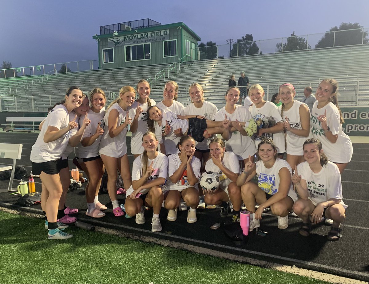 What a beautiful night for fútbol! ⚽️
Alumni win in a shootout 🙌🏻
So fun to see everyone back on the pitch laughing and playing!
#FOE