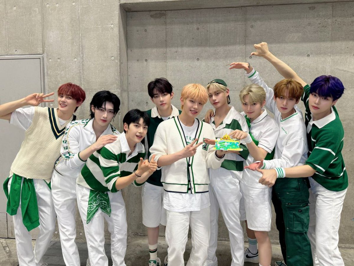 Jziwoong's tweet photo. Meeting ZEROSE and performing the song 'Yura Yura -Fate no Hana-' live in Yokohama was an unforgettable experience. The energy of ZEROSE and the vibrant atmosphere of the stage made the event truly special. https://t.co/Kev2s1ybGr