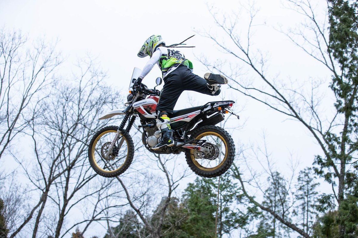 df_moto's tweet image. 【ライドハック記事更新】
極論から攻める！ジャンプの基本理論をセロー＆FMXで学ぶ

#FMX ライダー ダイスを先生に迎え、#セロー で飛ぶ極意を取材！需要は謎いですが、結論としてセロー飛べます！！

@DaiceHighlife 

dirtfreak.co.jp/special/rideha…