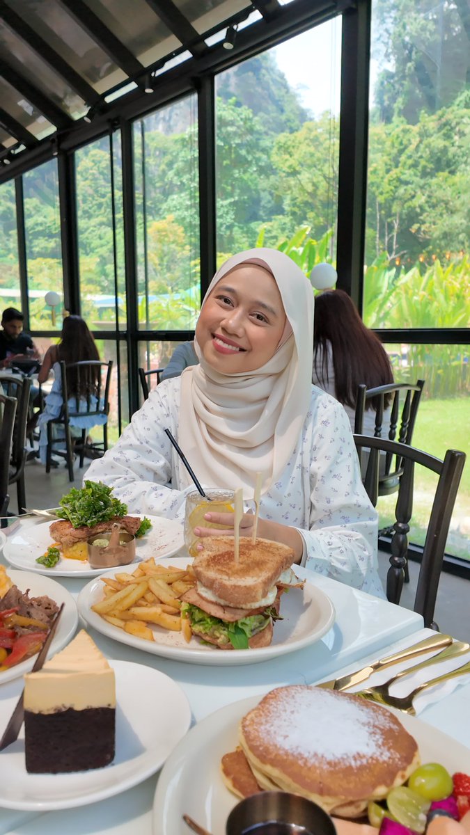 Nurintashaa's tweet photo. Hidden gems in ipoh tapi lawa sangat!!

I pergi makan kat sini haritu. It’s a glass house restaurant with a mountain view ✨🏞️

Suka la the view. Tenang je. Also banyak tempat boleh amik gambar!! https://t.co/b6a1oqdlXr