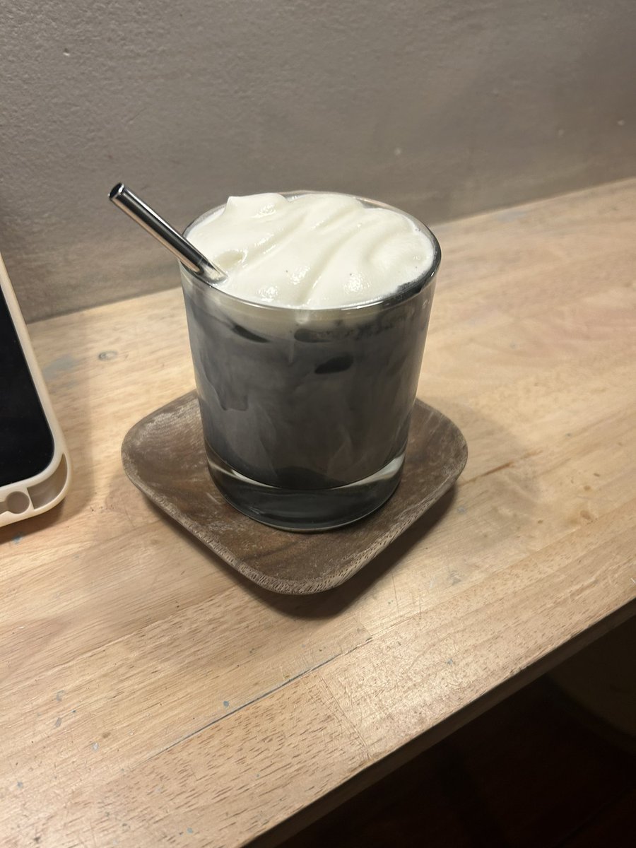 ul0graphY's tweet photo. Guys can someone help me cal estimate I’m so lost 😭 it’s a sakura tea, cherry tea flavoured but it has milk and something grainy in it???? I THOUVHT IT WAS HONNA BE CUTE AND PINK BUTS IS GREY?! https://t.co/2FIXkUzNmv