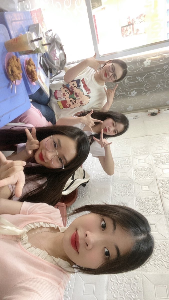 LeeNguyen005's tweet photo. Hép bi bớt đây con bé ngồi giữa đeo kính cạnh em nha. I love you so much😘😘, chj ko chơi X để tag ha!! https://t.co/Lq4dYPw6tm