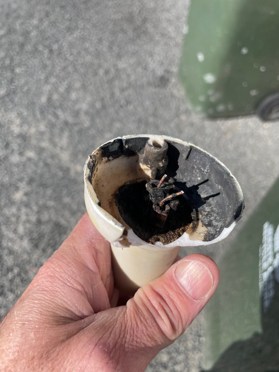 sparkysaclass's tweet image. This light failed after the recent rains. A common fault that can be avoided by repairing leaks to roof and/or cleaning gutters to prevent overflowing into roof space.