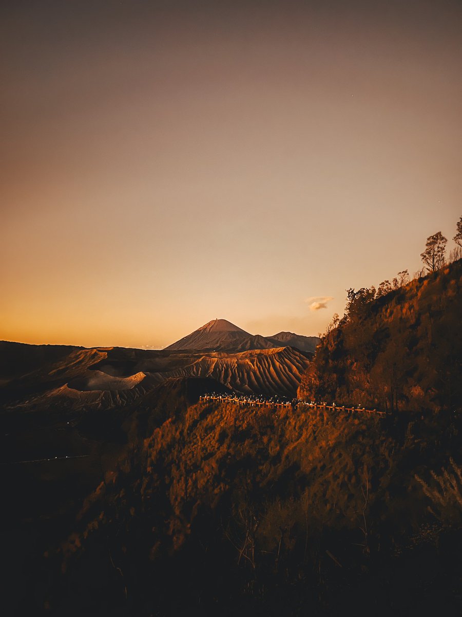 wiranagara's tweet photo. Bromo dan kamu ternyata sama, dari sudut mana pun tetap cantik mempesona.. https://t.co/KzX4PJefQd