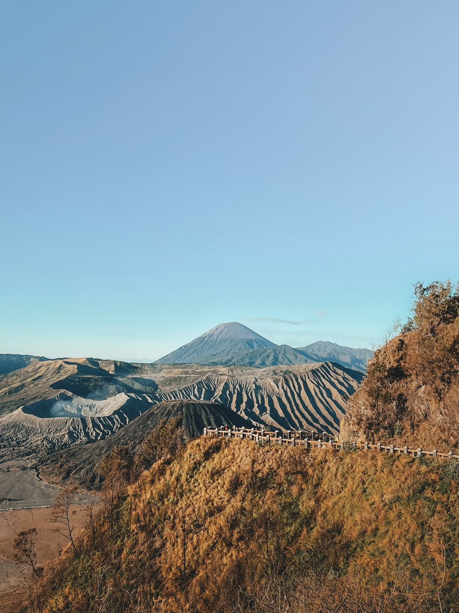 wiranagara's tweet photo. Bromo dan kamu ternyata sama, dari sudut mana pun tetap cantik mempesona.. https://t.co/KzX4PJefQd