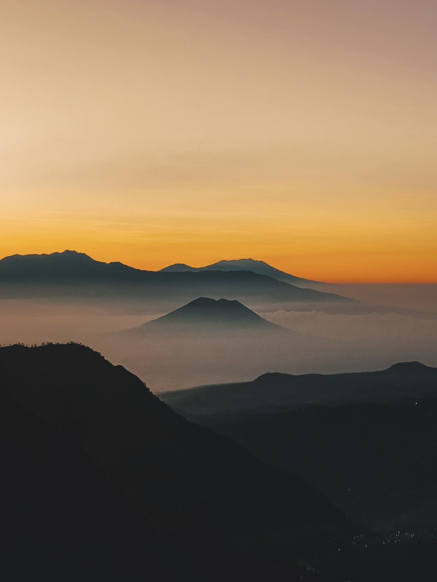 wiranagara's tweet photo. Bromo dan kamu ternyata sama, dari sudut mana pun tetap cantik mempesona.. https://t.co/KzX4PJefQd