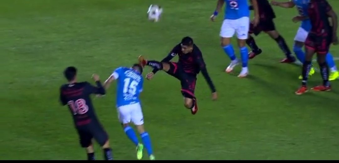 ElKaiserAzul's tweet photo. Según el arbitraje mexicano (cuando se trata de Cruz Azul):

Acción normal de juego/// Falta imprudente 

#cruzazul https://t.co/OBRpiIjaNo