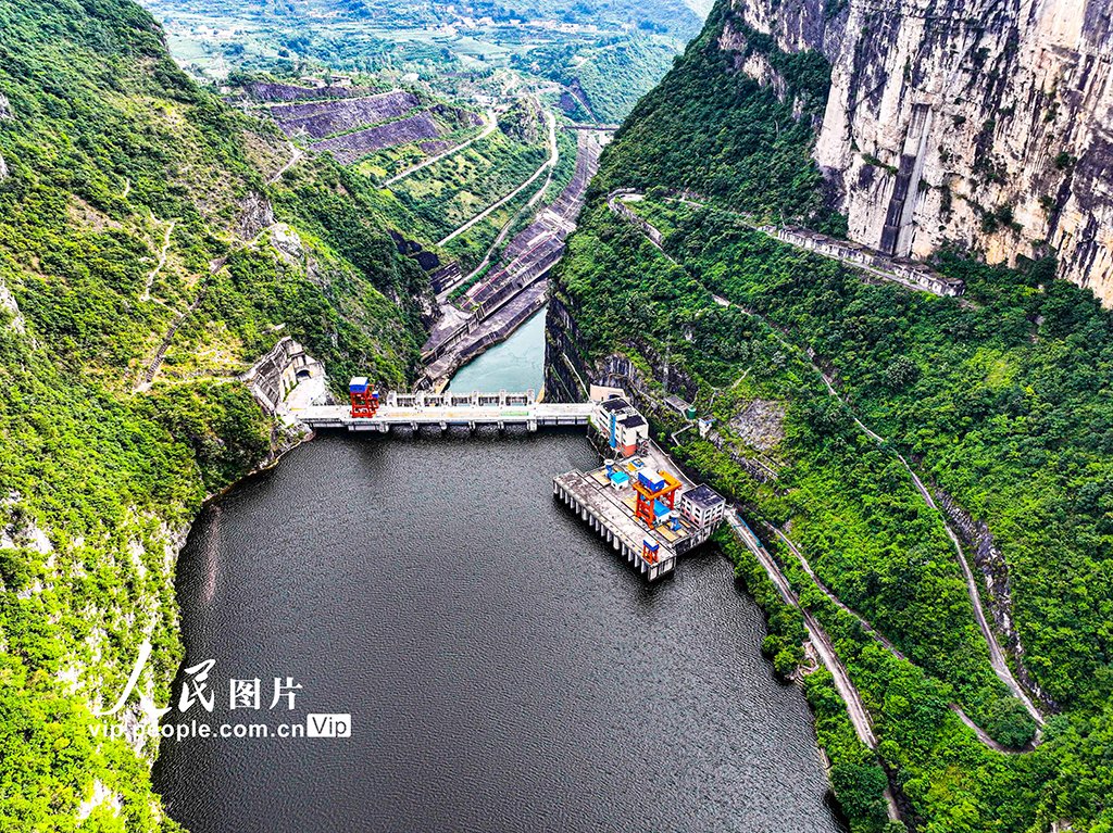 PDChinese's tweet photo. 【貴州：索風營水電站壯美如畫】7月16日，航拍貴州省黔西市素樸鎮和修文縣六廣鎮交界的烏江索風營水電站，在崇山峻岭之間壯美如畫。烏江索風營水電站裝機容量3×200MW，水庫總庫容2.0212億立方米，2005年5月投產發電，該電站以發電為主，兼供村民飲用水，養殖、旅遊等。 https://t.co/O9JN4j2xmI