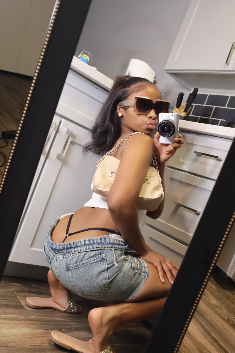 SexcyBarbie's tweet photo. What do I get for my birthday ? 😝 https://t.co/GfUPbpwI6b