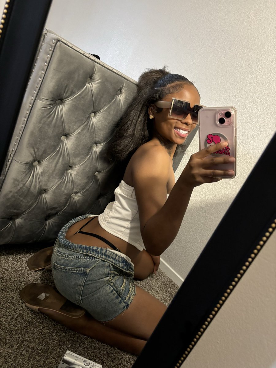 SexcyBarbie's tweet photo. What do I get for my birthday ? 😝 https://t.co/GfUPbpwI6b
