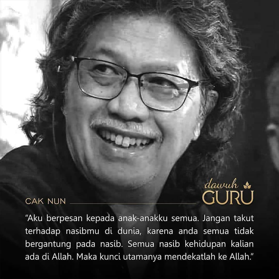 cahyo_semburat's tweet photo. “Aku berpesan kepada anak-anakku semua. Jangan takut terhadap nasibmu di dunia, karena anda semua tidak bergantung pada nasib. Semua nasib kehidupan kalian ada di Allah. Maka kunci utamanya mendekatlah ke Allah.”

#dawuhguru
#NasehatMbahNun 
#Maiyahan https://t.co/e7Ibf7pcxb