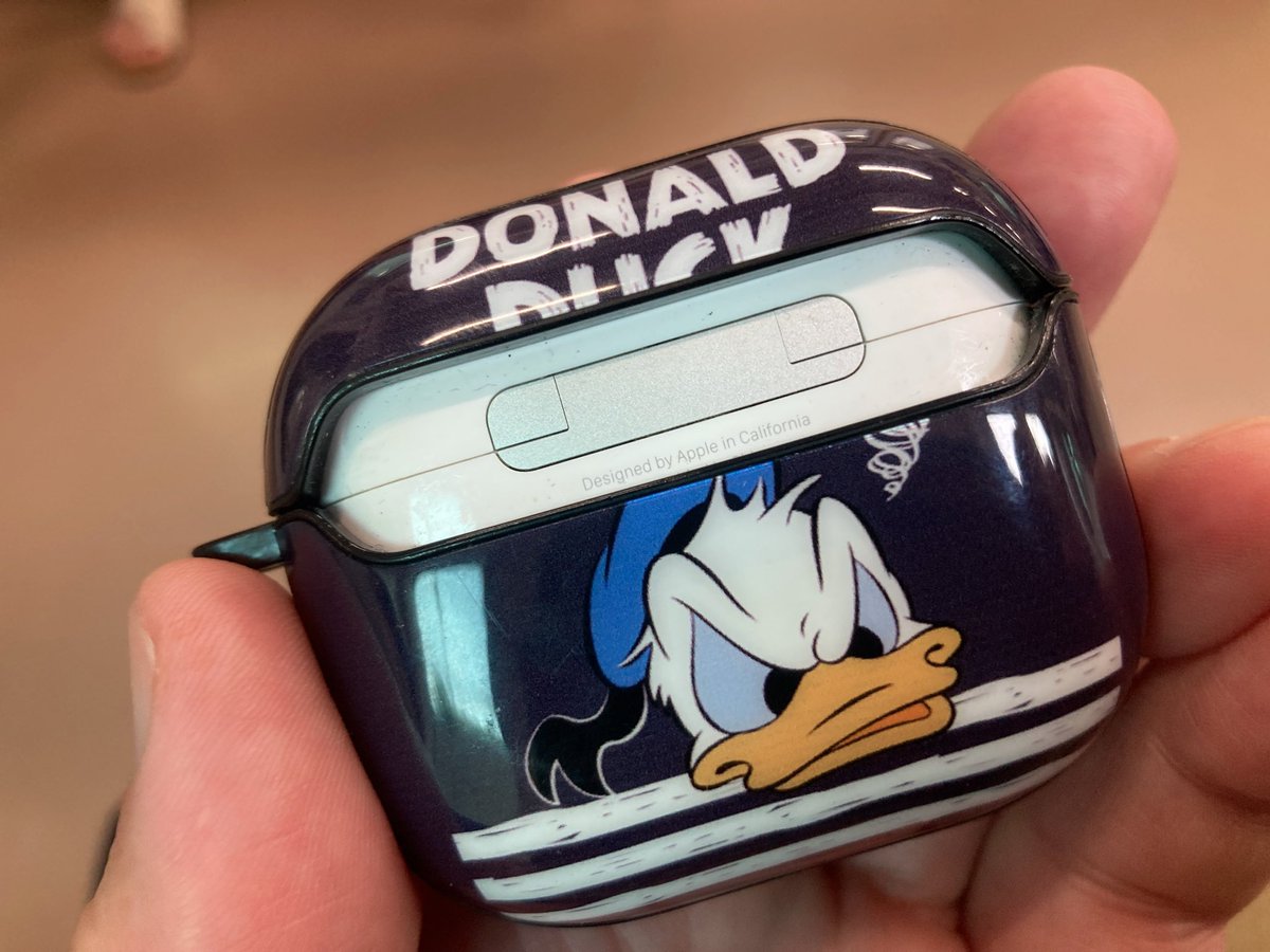 telhisah's tweet photo. 落とし物

Apple AirPodsの充電・携帯用ケース、Donald Duck柄のカバー付き。

港南台から乗車した12時29分発根岸線快速大宮行き９号車（前方から２両目）最前方西側の座席上、ドア（２A扉）寄りにありました。

石川町駅に預ける予定です。 https://t.co/9lyHGdg7EA
