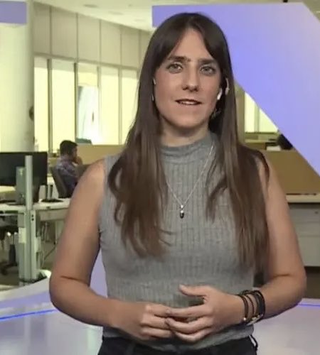 DiegorGuelar's tweet photo. Por si no la conoces, esta es ⁦ Sofia Diamante, una joven y brillante periodista…seguramente puede equivocarse, pero merece todo el respeto y la consideracion personal y profesional…el Presidente Milei NO los tuvo…esta equivocado…esperemos sepa corregirlo… https://t.co/Tpy3mDKLvB