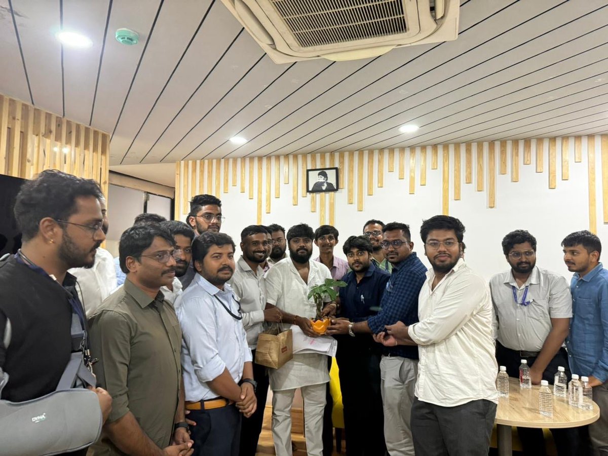 kscda_2023's tweet photo. @PNimmondige  Eshwar 
We,contract doctors approached pradeep eshwar sir regarding our permanent recruitment of Jobs.Thanku so much sir from the contract doctors all over Karnataka for responding so well and assuring us to support even in Assembly 🙏🏻

#mostdowntoearthMLA😇 https://t.co/rxtShjJ967