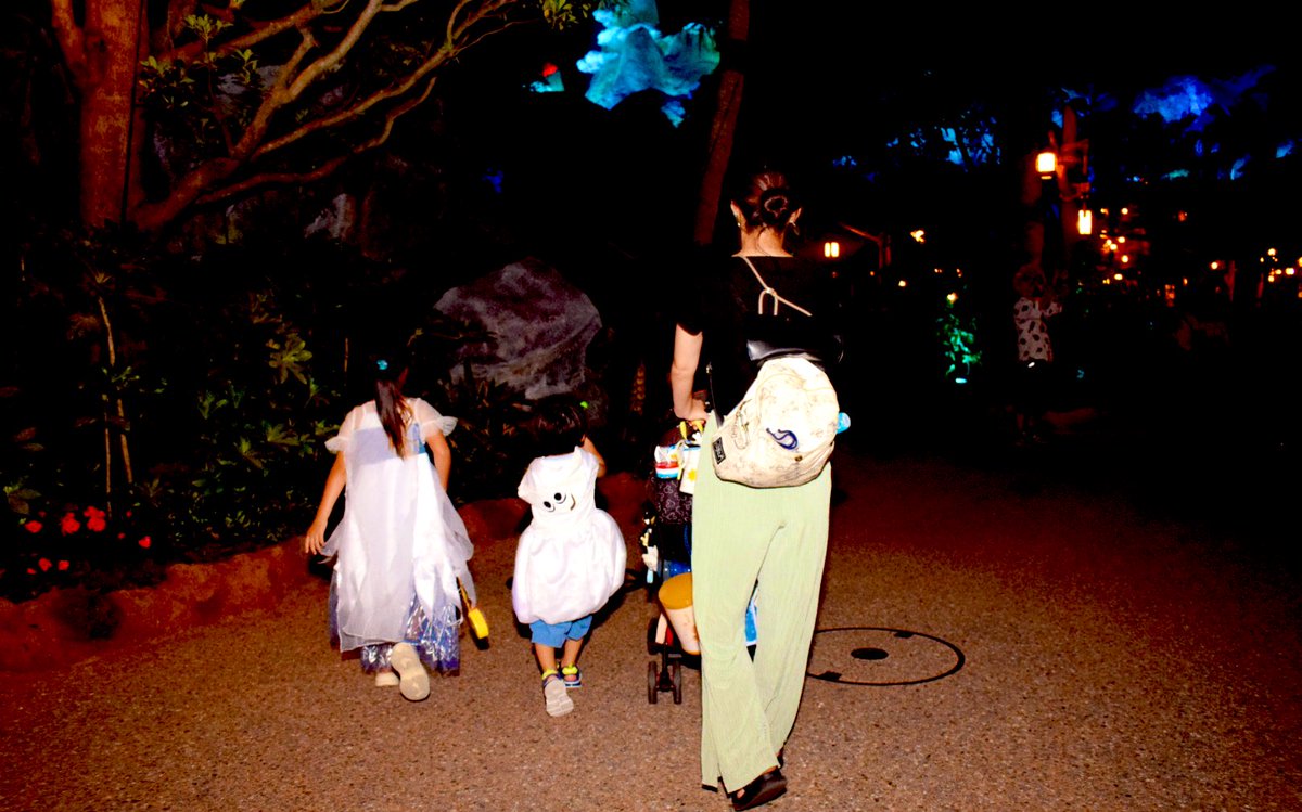 Disney_panda625's tweet photo. 先日、無事にファンスプ行って来ました！　アトラクションにも乗れて子供達も新エリアに興奮気味で楽しかった(*°∀°*)
ただ、奥地なだけに夏は蒸し暑さが凄かったヽ(´o｀；
今度はゆっくりレストラン含め明るい時に行きたいなぁ…
それでは、今日は週の真ん中水曜日！
素敵な一日をーっ！！ https://t.co/lMwlXYCxrN