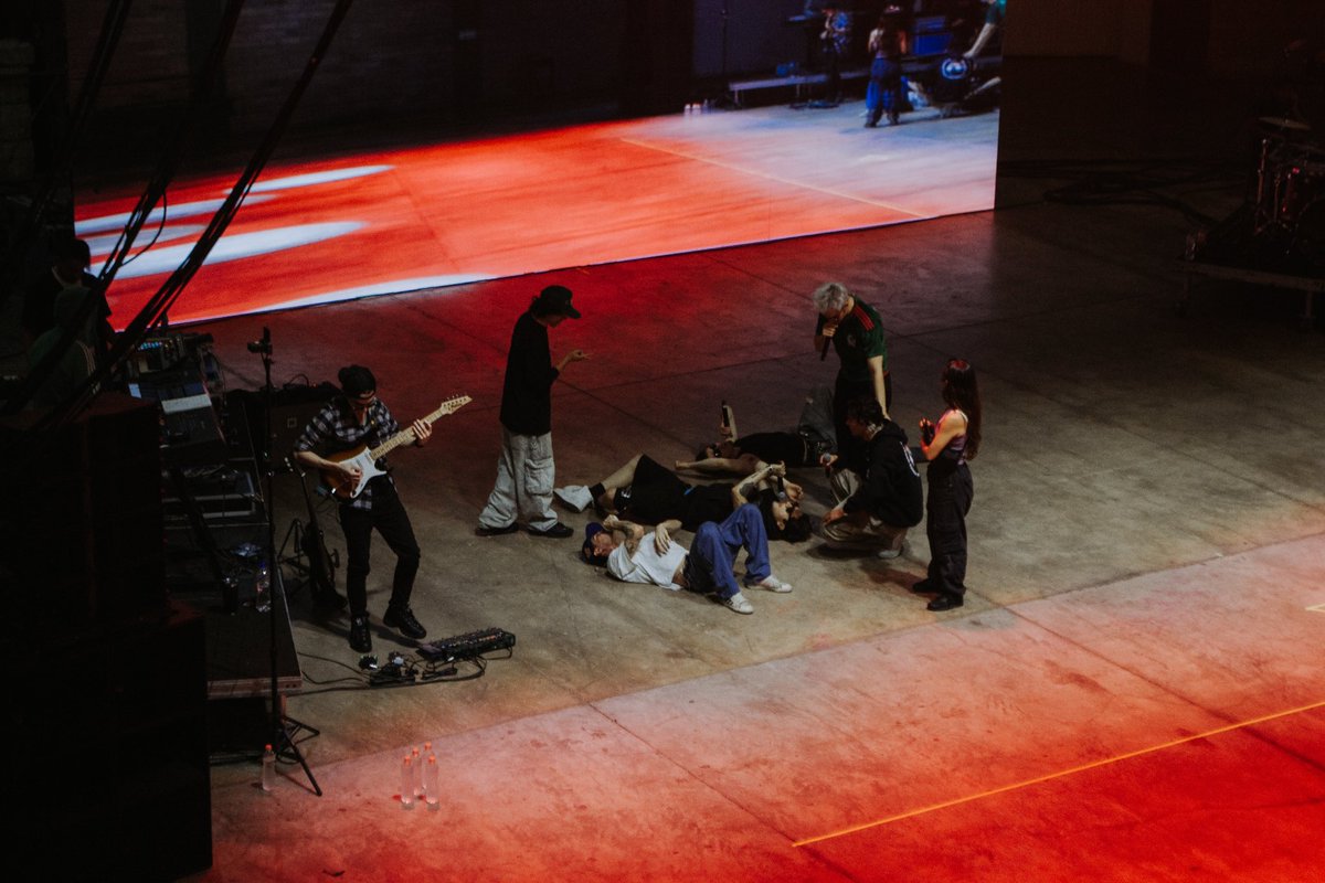 CD9's tweet photo. THE PARTY TOUR REHEARSALS https://t.co/7QotfcGz8l