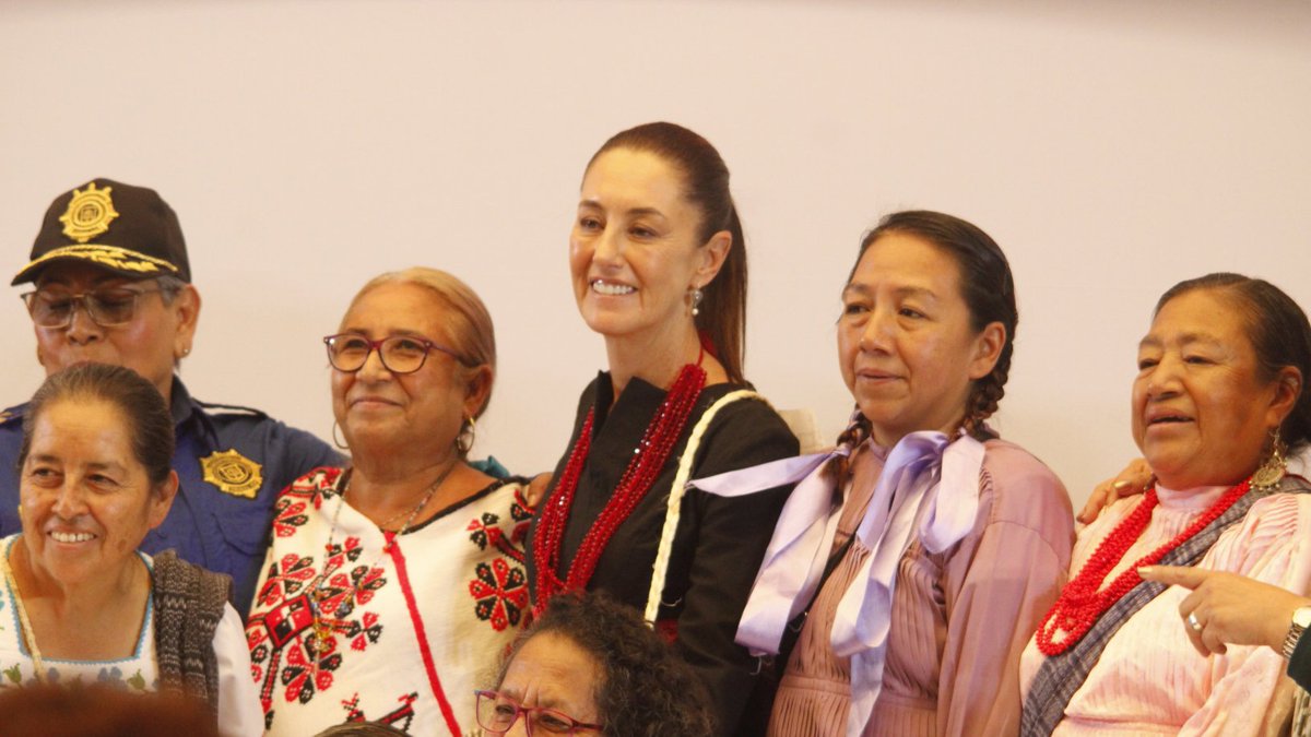 Couple of #gifts for #ClaudiaSheinbaum from #women in  #MexicoCity #Museum #venues #handcrafted #art