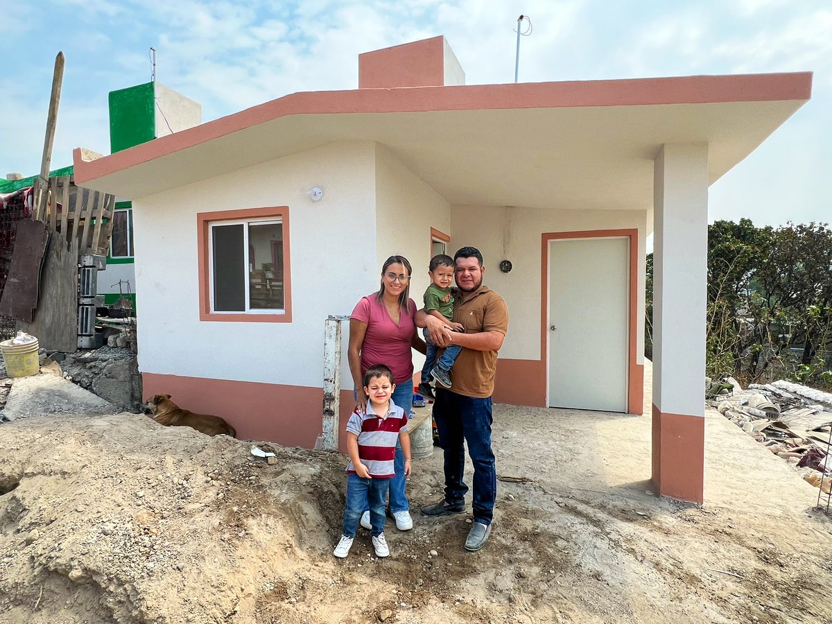 FratelliTuttiMx's tweet photo. ¡Felicidades Susana y Pedro por su casa! 🏠✨
Deseamos que la casa 31 de nuestro Programa Vivienda Digna sea el lugar seguro para que sus hijos crezcan y que cada ventana sea el marco de hermosos recuerdos que construyan en ella. 💚
#ViviendaDigna #TodosHermanos #FratelliTutti https://t.co/Qd7XpozdRb