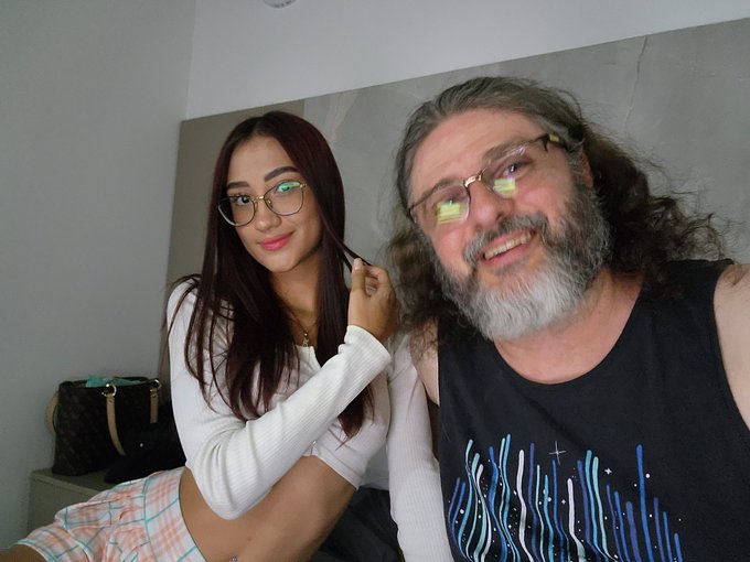 I just did a short broadcast with connie, we taking custom content orders, please hit me up in chat or