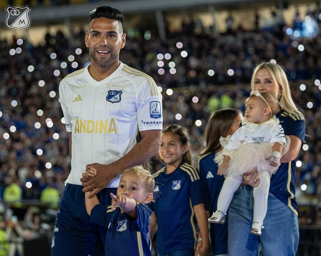 NeiivaNoticias's tweet photo. #ATENCIÓN | ¡MASIVA PRESENTACIÓN DE RADAMEL FALCAO GARCÍA! 🤍💙

Acompañado de su familia, el máximo goleador de la selección Colombia, Radamel Falcao García, tuvo su presentación en el Estadio El Campín. 

Radamel agradeció y mencionó que para él es un sueño estar en Colombia. https://t.co/jlii1mzlPt