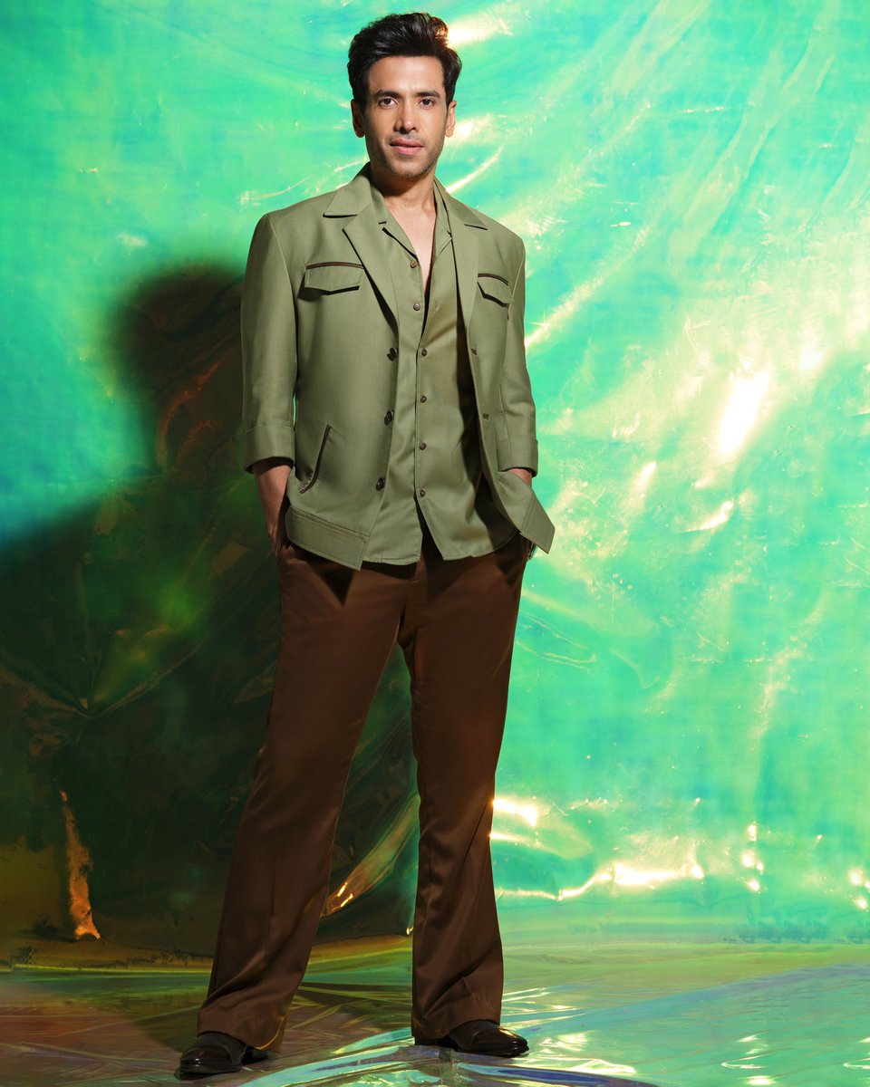 TusshKapoor's tweet photo. 😎🫶why fit in when you can wear green? @DabbooRatnani Green #Gogreen #Photoshoot #TK #StayTuned #ShootFun https://t.co/8c5YitiCZb