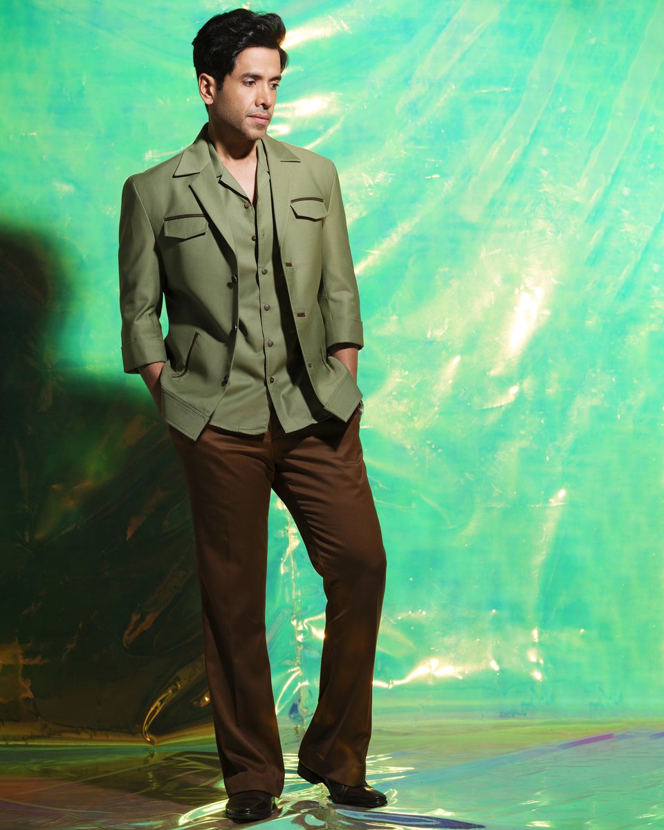 TusshKapoor's tweet photo. 😎🫶why fit in when you can wear green? @DabbooRatnani Green #Gogreen #Photoshoot #TK #StayTuned #ShootFun https://t.co/8c5YitiCZb