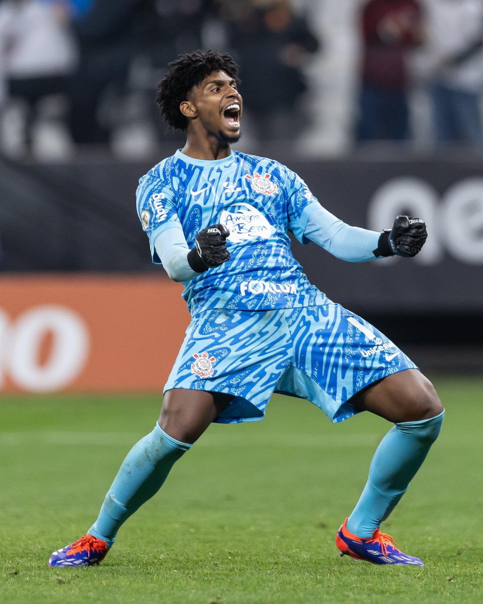 Hugo99_'s tweet photo. Deus é bom o tempo todo. Obrigado, Senhor! Feliz demais pela estreia com essa camisa e ainda mais pela vitória. Que seja só o começo de uma grande trajetória neste clube gigante que é o @corinthians. Jesus na frente, sempre! Seguimos no plano e VAI CORINTHIANS! 🙌🏾🔥🦅 https://t.co/CHiGGl1M20
