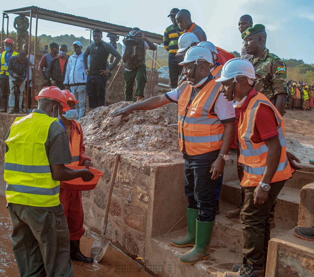 NtareHouse's tweet photo. @GeneralNeva La caravane #Inkebuzo a clôturée sa tournée à @KirundoProvince sur la Colline Murehe, où le Chef de l'Etat S.E @GeneralNeva a visité la Société BIMECO COMPANY qui s'occupe de l'extraction de la cassitérite et du coltant. https://t.co/Dhq8awr1SJ