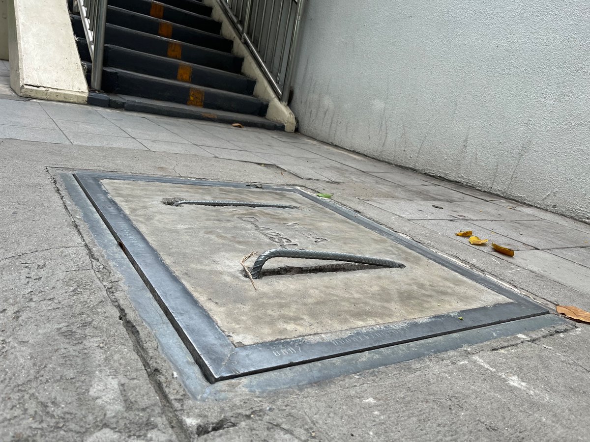 ปัญหา#คนเดินถนน #เมืองไทย #ตกท่อ เหยียบพื้นแล้วโดนน้ำขังกระเด็น สะดุด คะมำ จากสิ่งที่อยู่บน #ทางเท้า เช่นเหล็กที่ปิดฝาท่อของ #กฟน. เชิงสะพานลอย หน้า #สถานทูตสหรัฐ ฝั่ง#สินธร ผู้ผ่านไปมาล้มข้าวของกระจาย ได้แผลกันเรื่อย #uneven pavement #Wireless Rd in front of #US embassy #MEA