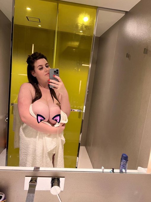 Repost for the shower video https://t.co/w07eh38die