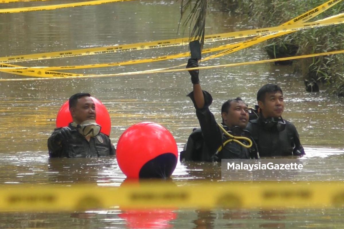 MalaysiaGazette's tweet photo. Telefon pintar dipercayai milik Nur Farah Kartini Abdullah ditemui anggota unit sub akutik forensik IPK Selangor di kawasan parit ladang kelapa sawit di Kg Sri Kledang, Hulu Bernam jam 12.21 tengah hari tadi.

#malaysiagazette #FarahKartini https://t.co/D0wNpGiQUj