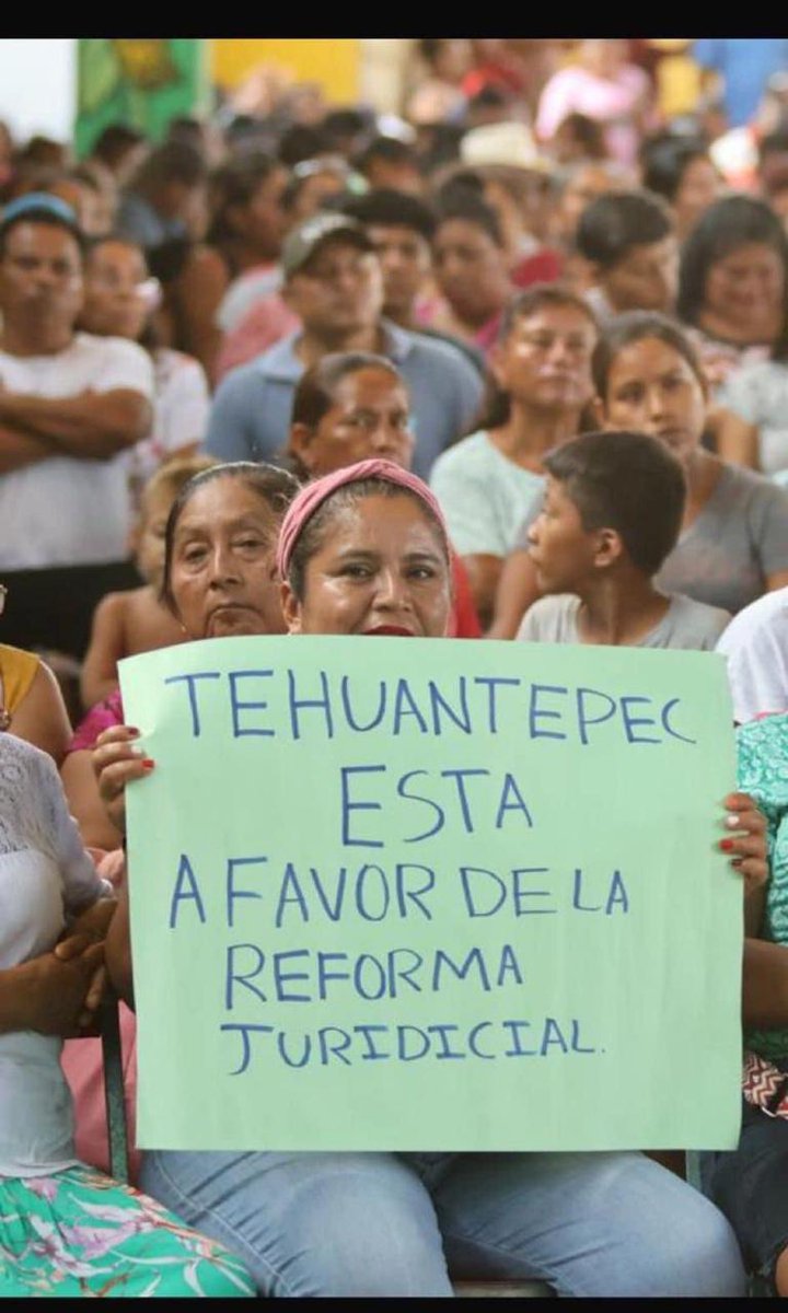 AlexAudioman's tweet photo. ¿En serio creen que un pueblo ignorante, fanático, manipulable, que grita más fuerte un gol que una injusticia, cuya TV es más grande que los libros que ha leído, que se vende por 2 mil al mes y orgulloso de su propia ignorancia, es capaz de decidir quién nos debe gobernar? https://t.co/m29bymHJcC