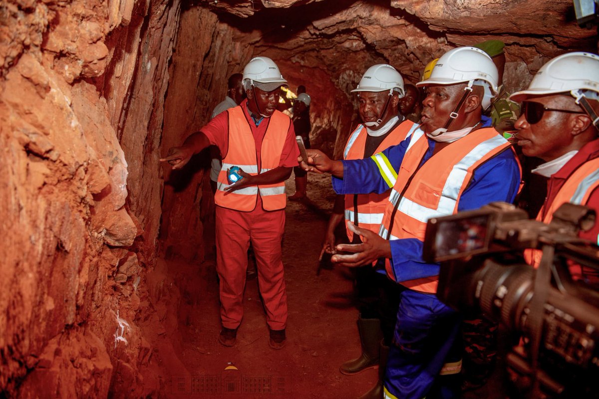 NtareHouse's tweet photo. @GeneralNeva @KirundoProvince Les gestionnaires de cette société ont découvert un tunnel qui servait de passage aux colons belges pour l'extraction des minerais, lequel avait été bouché avec du béton-armé après l'indépendance par les colons, effaçant toute trace indiquant la présence de minerais à cet endroit https://t.co/Ne29nVm3hE