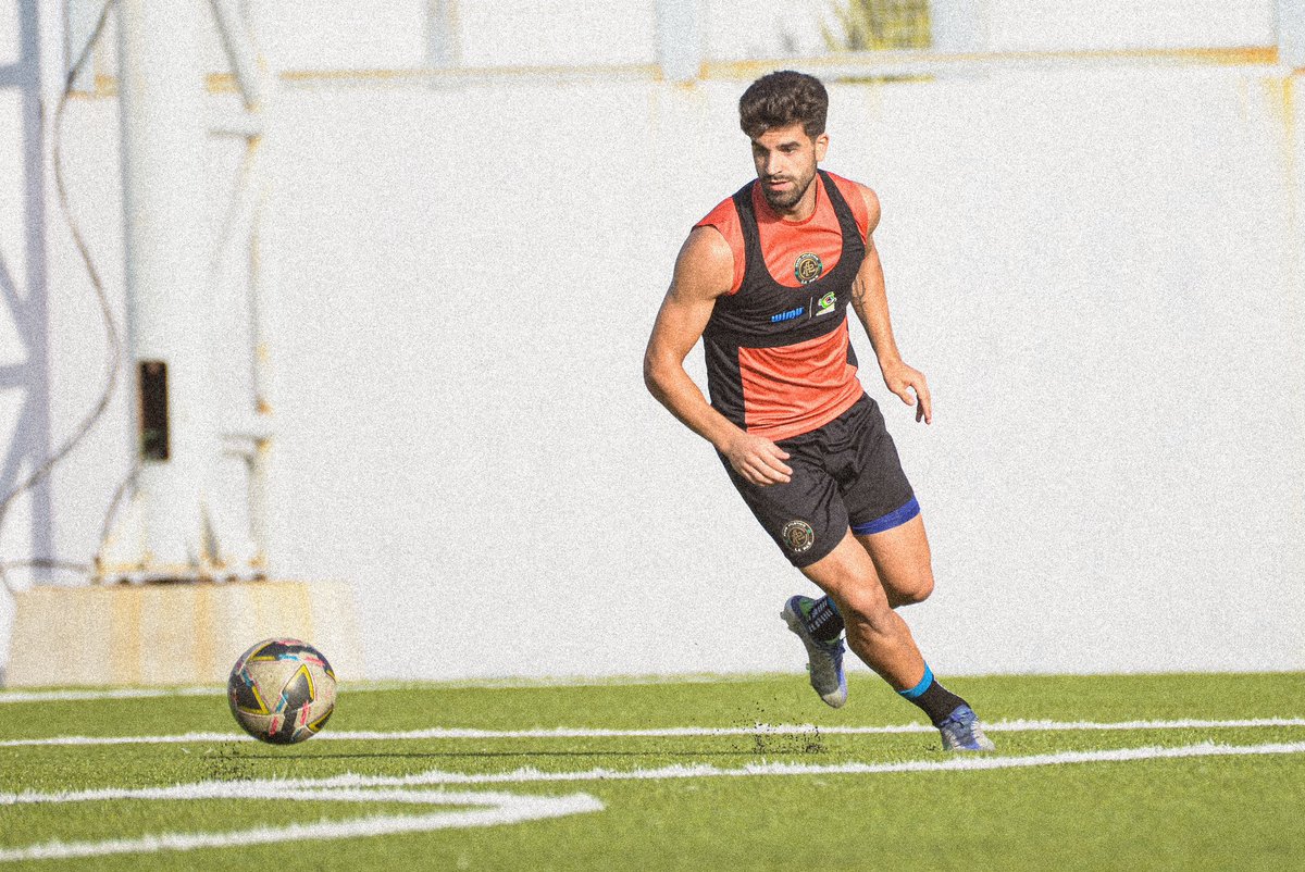 atleticolapaz's tweet photo. Esa mirada gallo 🐓

Goleador, intenso y siempre va por todas, @ulisesjaimes96 y todo el equipo aurinegro va por todo en el AP24 de la @LigaMXExpansion.

Vamoooooos paceños ¡VAMOS LA PAZ 🟠⚫️!

#SomosPAZion https://t.co/OfYyy28KVS