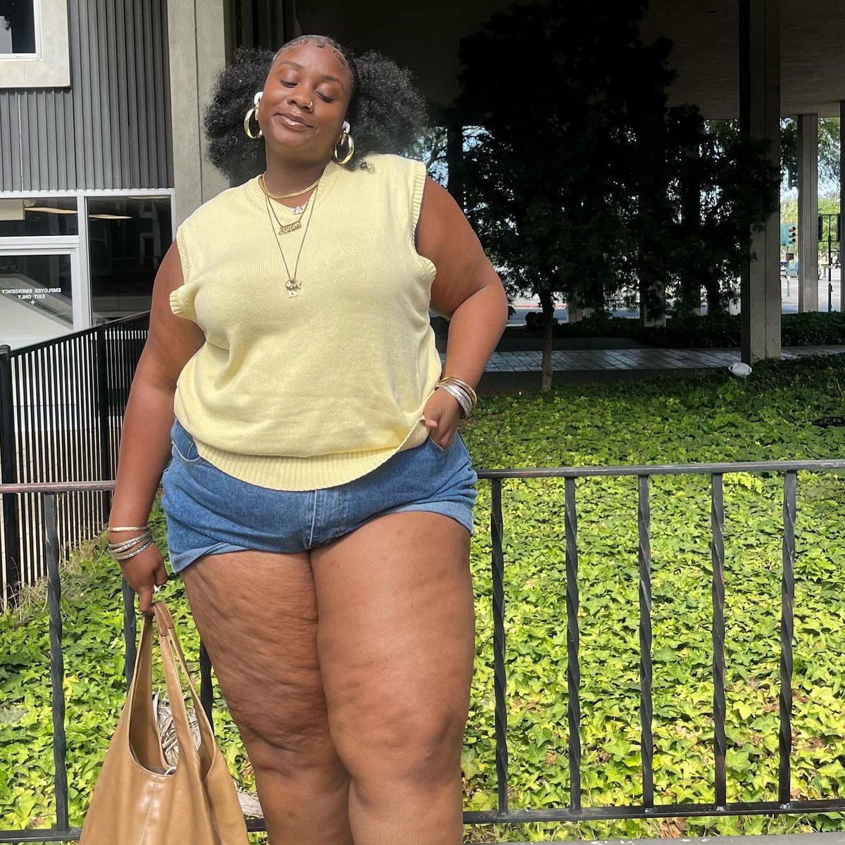 __kylv__'s tweet photo. a fine young lady. a stallion. big mama. act accordingly. https://t.co/OWhhuFkr8T