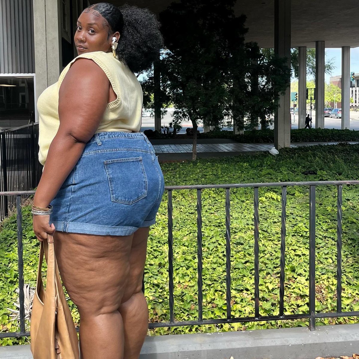 __kylv__'s tweet photo. a fine young lady. a stallion. big mama. act accordingly. https://t.co/OWhhuFkr8T