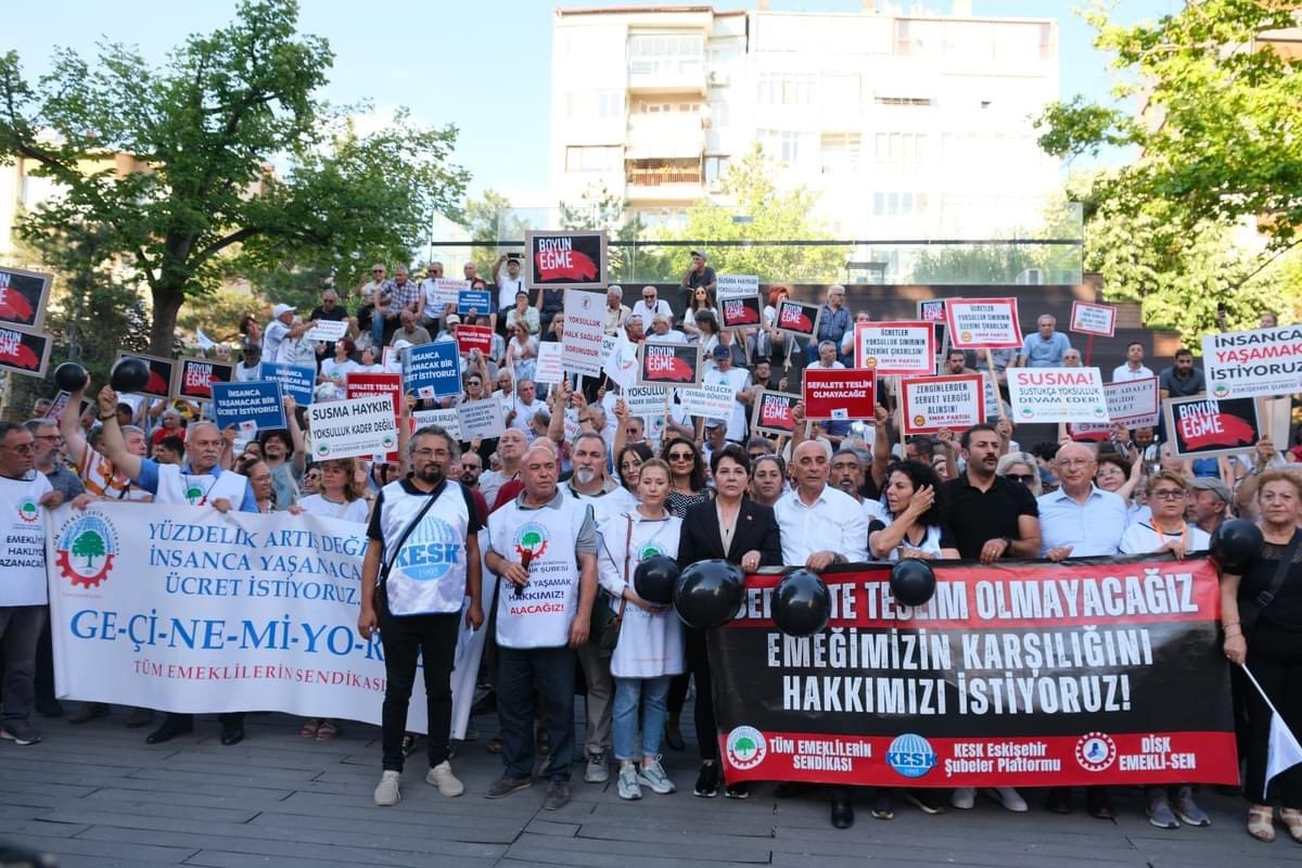 Bugün KESK, Disk Emekli sen ve Tüm Emeklilerin Sendikası olarak iktidar eliyle dayatılan bu sefalet düzenine teslim olmayacağımızı alanlardan duyurduk! Hakettiğimiz insan onuruna yakışır o günleri BİRLEŞE BİRLEŞE KAZANACAĞIZ!