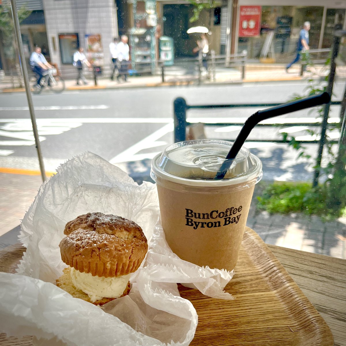 coffee_or_some's tweet photo. BunCoffee Byron Bayでアイスコーヒーと塩バタークリームスコーン。外灼熱過ぎてどうしようかと思ったけど美味しいもので回復です。スコーンがどうやったって美味しそうに撮れなかったのは私の落ち度です。市ヶ谷だよ。 https://t.co/1WsyeRrLoD