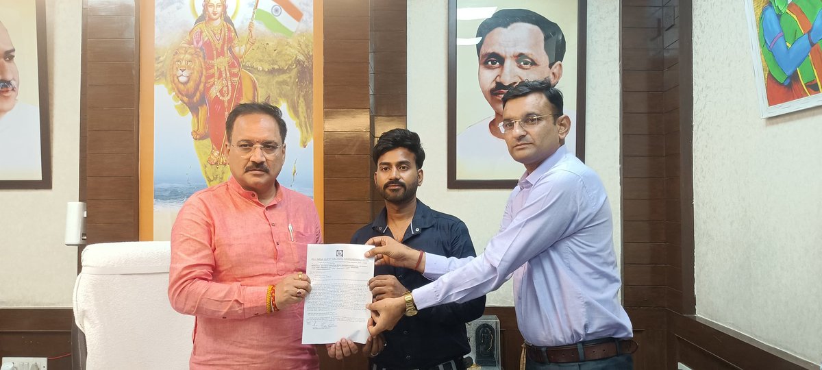 Regrading #GuestTeachers various issues  Meeting with <a href="/BJP4Delhi/">BJP Delhi</a> president shri <a href="/Virend_Sachdeva/">Virendraa Sachdeva</a> ji. Meeting was very positive . He said #GuestTeachers issues on top priority and  he will be meet to Honourable  <a href="/LtGovDelhi/">LG Delhi</a> very soon  to resolve issues of #GuestTeachers .