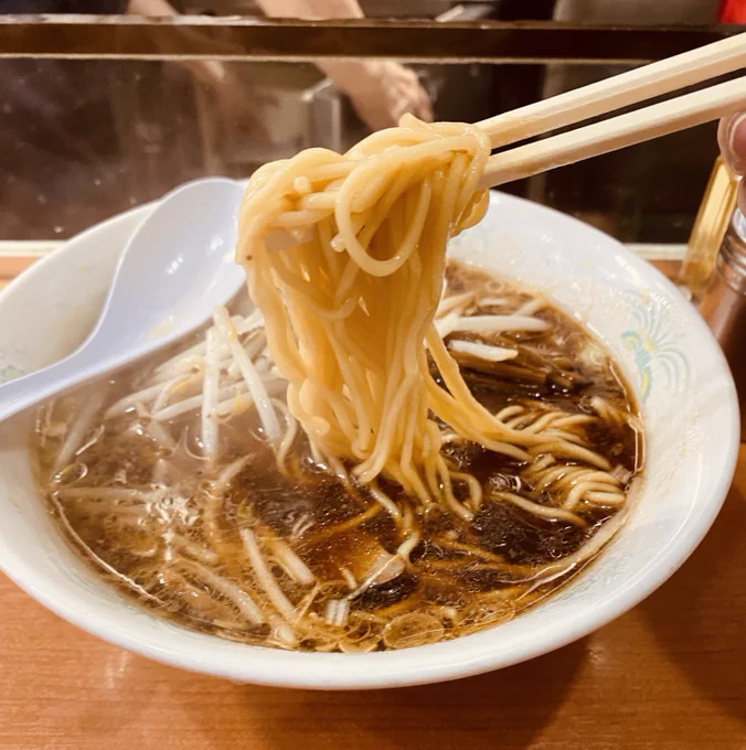 そろそろ梅雨明けですね〜☀️
常連だった老舗ラーメン屋さんに何年かぶりに行きました🍜
濃い醤油スープとシャキシャキのモヤシ、コシのあるストレート麺が健在で、変わらない味にホッとした午後のひとときでした😊
さて、仕事しなきゃ・・・ 