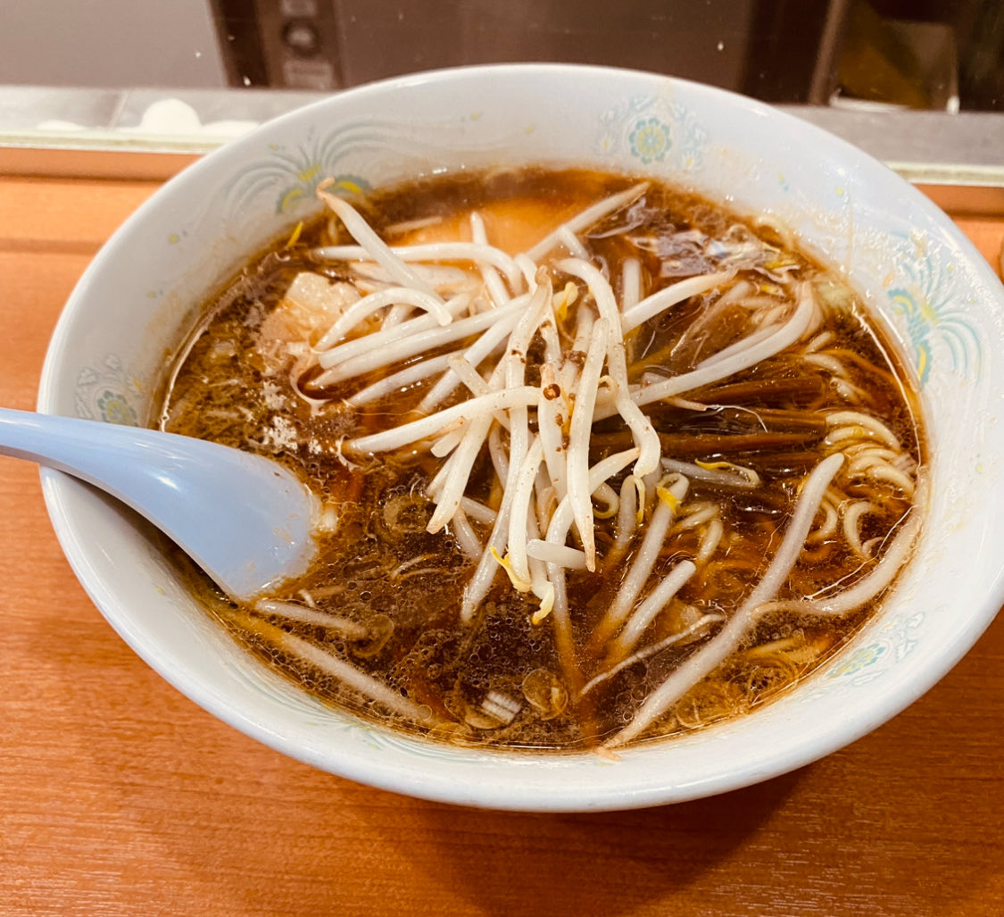 そろそろ梅雨明けですね〜☀️
常連だった老舗ラーメン屋さんに何年かぶりに行きました🍜
濃い醤油スープとシャキシャキのモヤシ、コシのあるストレート麺が健在で、変わらない味にホッとした午後のひとときでした😊
さて、仕事しなきゃ・・・