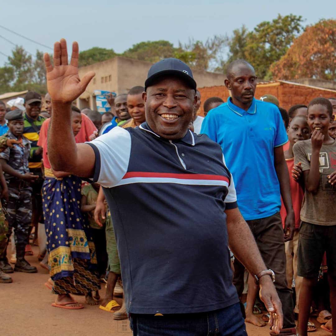 NtareHouse's tweet photo. Cris de joie, danses, applaudissements,.. marquaient le passage de la caravane #Inkebuzo à @KirundoProvince, où, petits et grands, enthousiastes et émerveillés, accouraient pour rencontrer le Père de la Nation, S.E @GeneralNeva https://t.co/YL4XVjwhZr