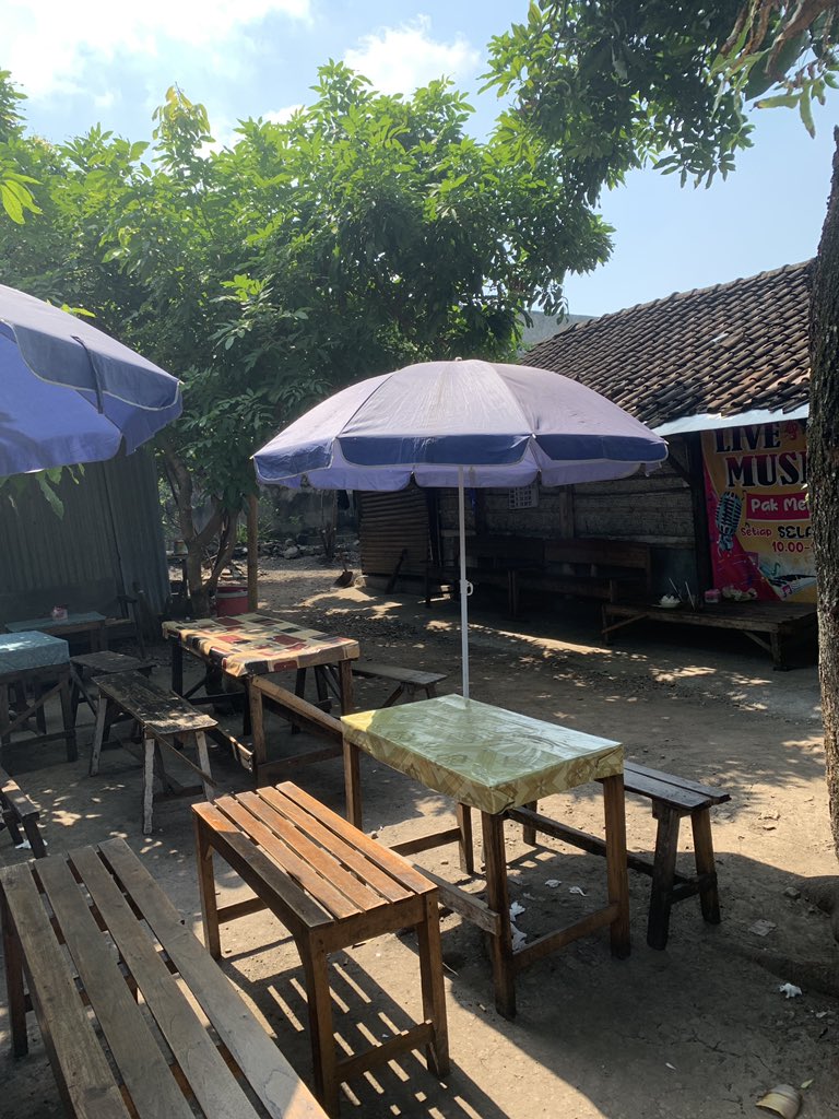 SUIS_LA_LUNE's tweet photo. kejadian pagi ini. seperti biasanya, aku ngopi di wedangan langgananku. lagi asik hapean tetiba disamperin bapak-bapak, trus dia ngomong pake bahasa jawa "mas, saya punya akun youtube isinya rekaman video kucing yang sering saya selametin. tolong di subscribe ya mas. matursuwun". https://t.co/sW8WGTgzIh