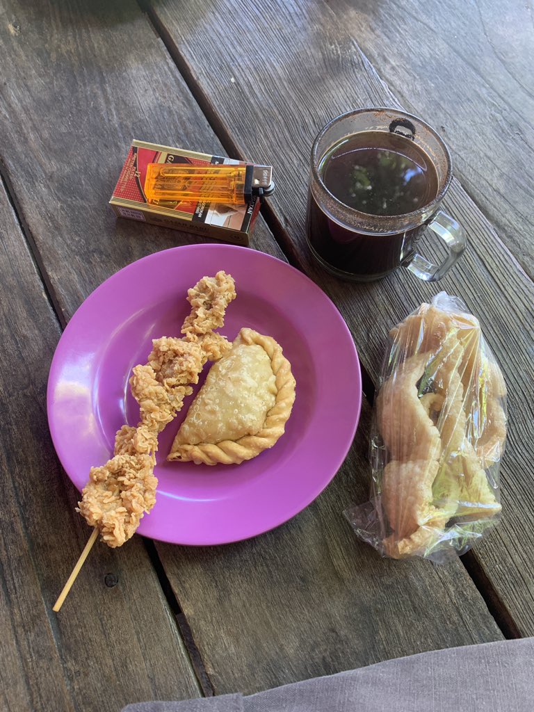 SUIS_LA_LUNE's tweet photo. kejadian pagi ini. seperti biasanya, aku ngopi di wedangan langgananku. lagi asik hapean tetiba disamperin bapak-bapak, trus dia ngomong pake bahasa jawa "mas, saya punya akun youtube isinya rekaman video kucing yang sering saya selametin. tolong di subscribe ya mas. matursuwun". https://t.co/sW8WGTgzIh