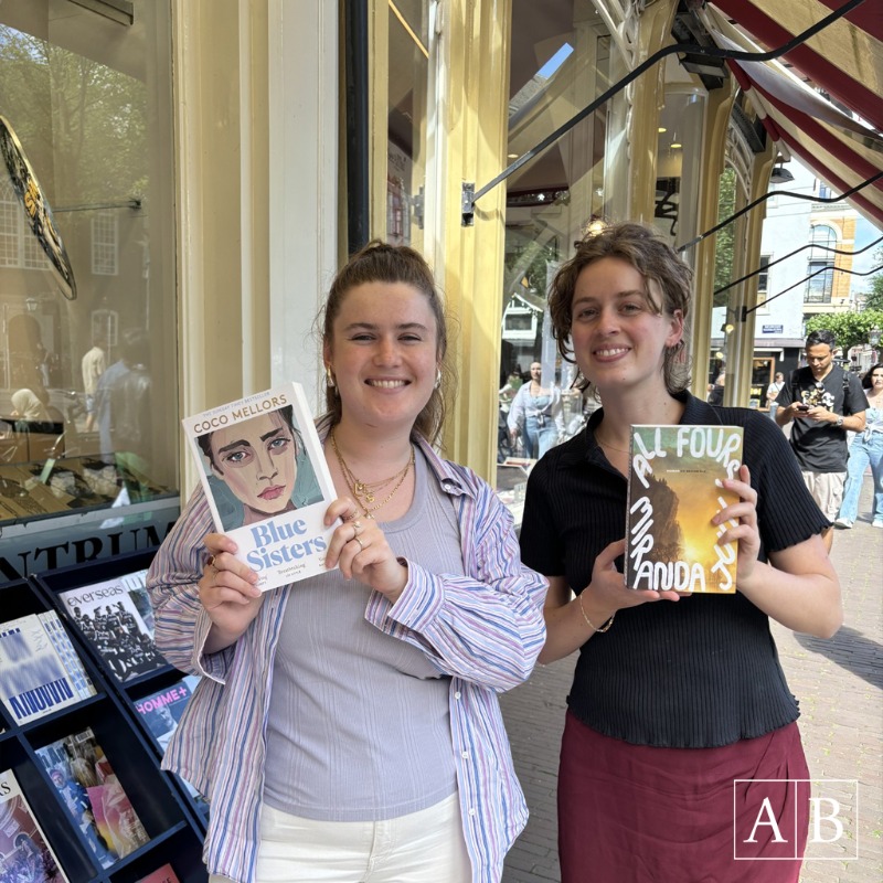 Athenaeum's tweet photo. #Zomertips! ‘Blue Sisters is nog beter dan het debuut van Coco Mellors. Mellors maakt voelbaar hoe gecompliceerd het rouwproces van een dierbare is,’ zegt Lieve. Lees haar bespreking, lees een fragment uit de vertaling en koop dat boek!