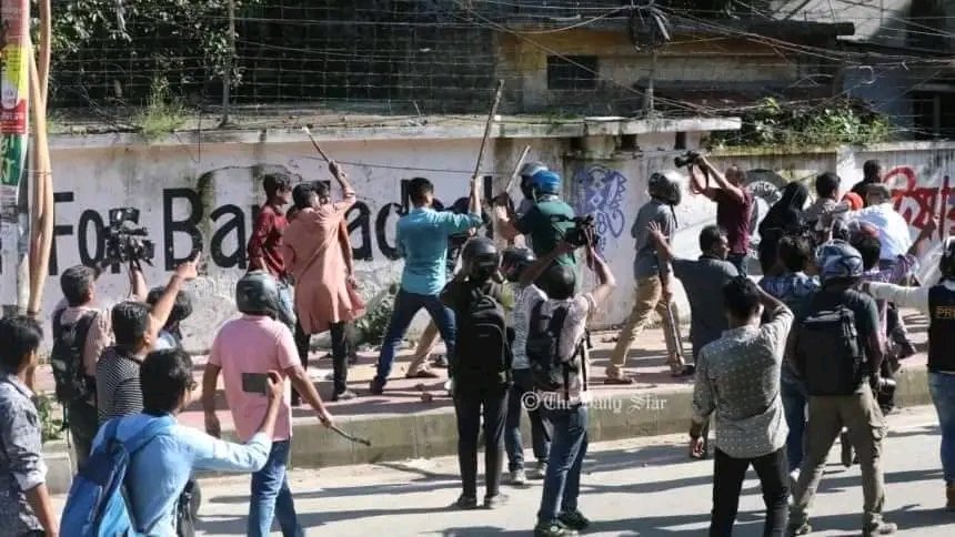 xxxxxx090902's tweet photo. !! EMERGENCY !!
I know this isn't smt I post, but please listen to me
The students of Bangladesh are getting killed by OUR OWN GOVERNMENT for protesting against the unfairness of the quota system
We need international help, I'm begging
#Save_Bangladeshi_students
#QuothaMovement https://t.co/W8CeORtPXN