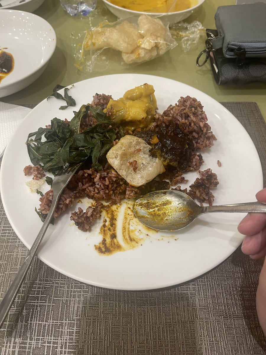 medyrenaldy_'s tweet photo. Saya yakin, banyak orang yang seperti saya namun takut menyuarakan hal ini. Jadi, biarkan saya yang mengutarakan bahwasanya… Makan Padang pake sendok garpu itu NORMAL. Khususnya untuk menu2 seperti:

- Rendang
- Tunjang
- Telur dadar atau barendo
- Perkedel
- Dan masih banyak lagi menu yang tak bertulang/berduri

Ayo, jangan takut suarakan hal ini, mari kita normalisasi makan masakan Padang pake sendok sama2. Hatur nuhun! 🔥
